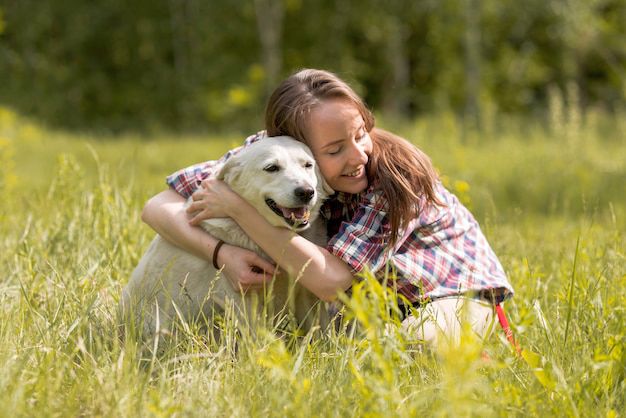 Бесплатное фото Женщина наслаждается с собакой в сельской местности